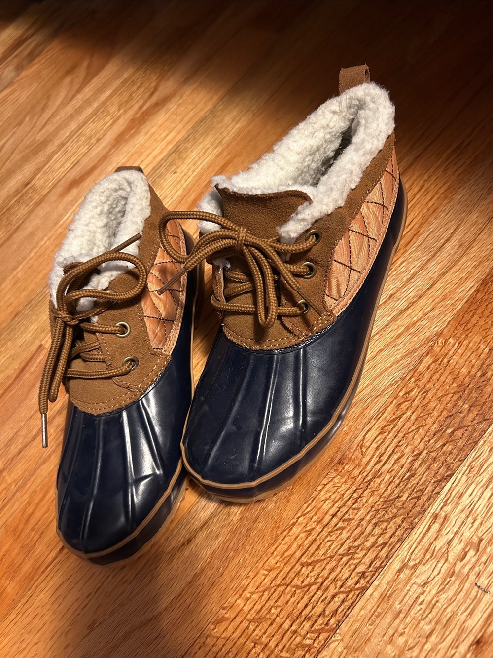 Women’s Insulated Duck-Style Lace-Up Shoes in Navy and Brown